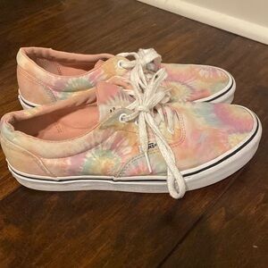 Vans of the wall pink tie dye canvas casual lace up skate sneaker. 8